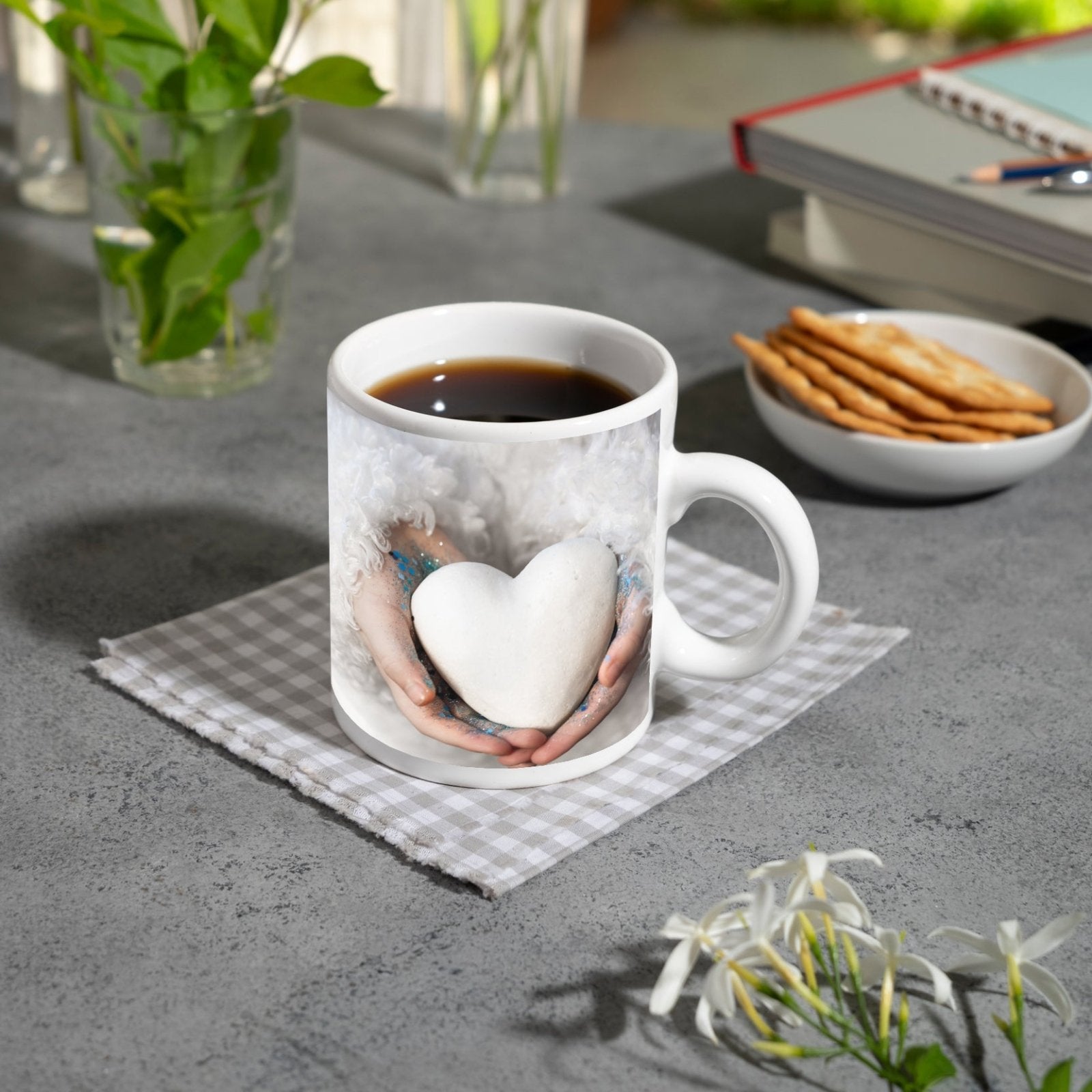 Motivtasse Ein Herz in Händen – gehalten mit Glitzer und Sanftmut. - deyoli