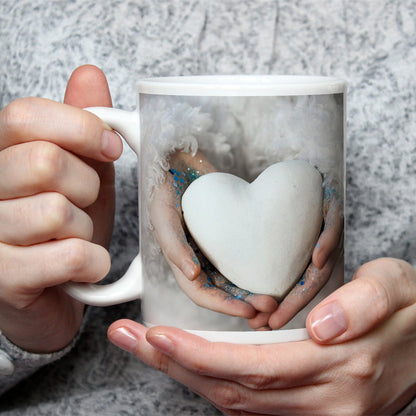 Motivtasse Ein Herz in Händen – gehalten mit Glitzer und Sanftmut. - deyoli