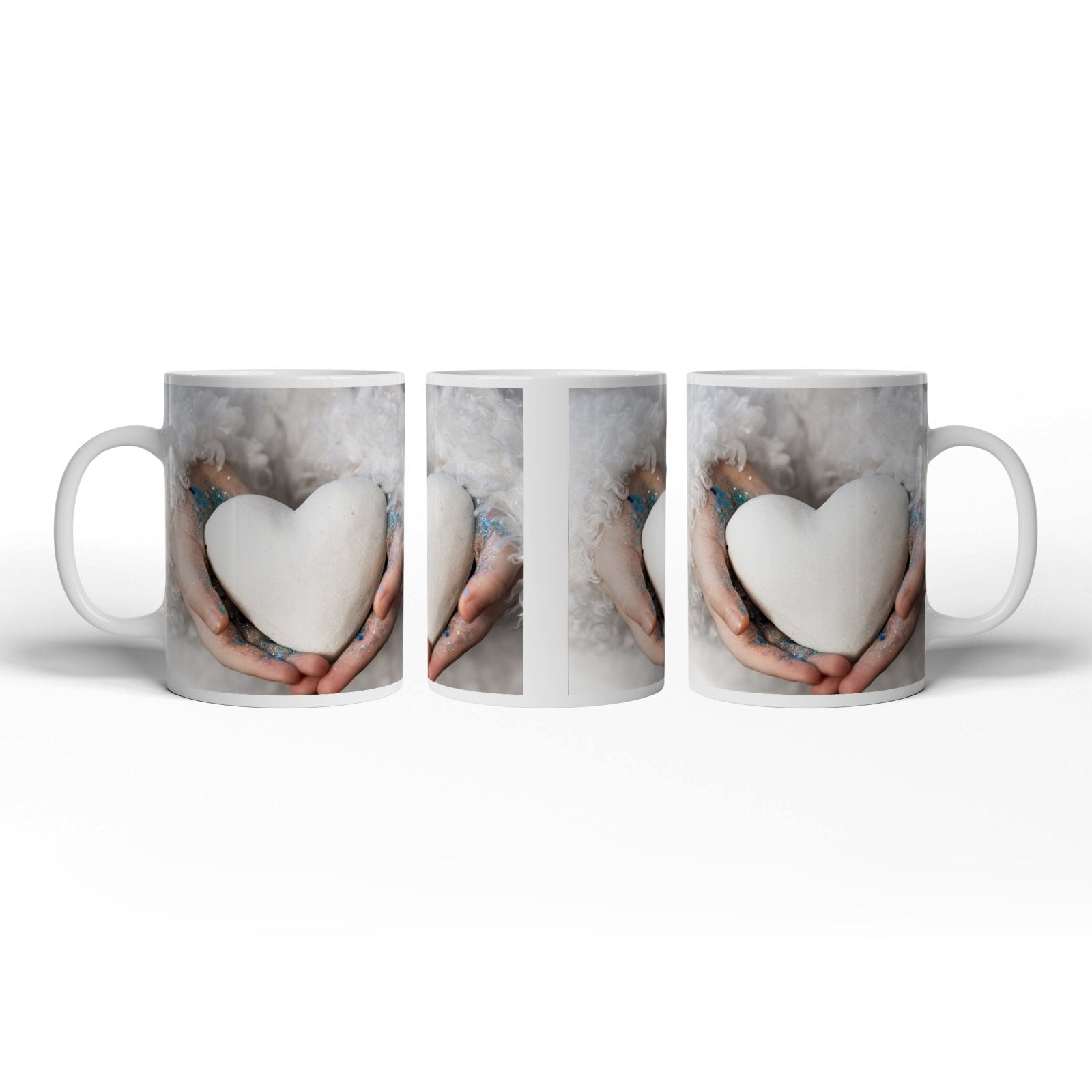 Motivtasse Ein Herz in Händen – gehalten mit Glitzer und Sanftmut. - deyoli