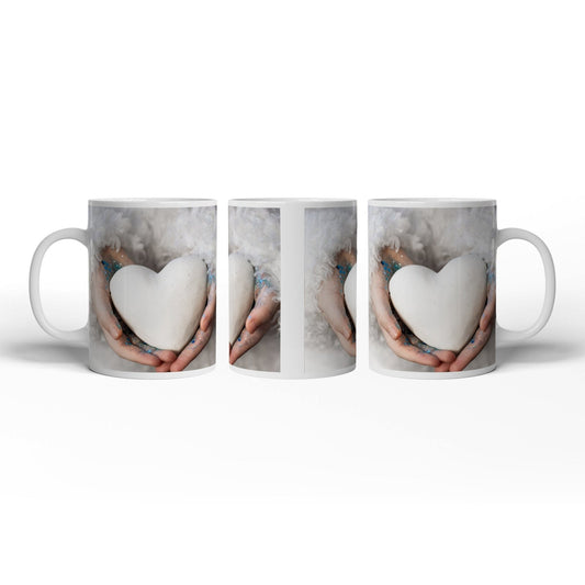 Motivtasse Ein Herz in Händen – gehalten mit Glitzer und Sanftmut. - deyoli