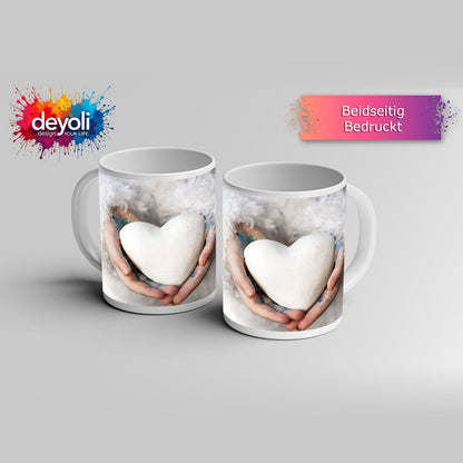 Motivtasse Ein Herz in Händen – gehalten mit Glitzer und Sanftmut. - deyoli