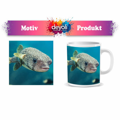 Motivtasse Ein Kugelfisch blickt neugierig in die Tiefe. - deyoli