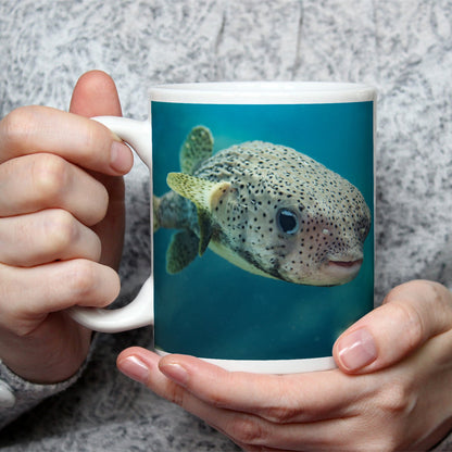 Motivtasse Ein Kugelfisch blickt neugierig in die Tiefe. - deyoli