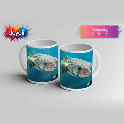 Motivtasse Ein Kugelfisch blickt neugierig in die Tiefe. - deyoli