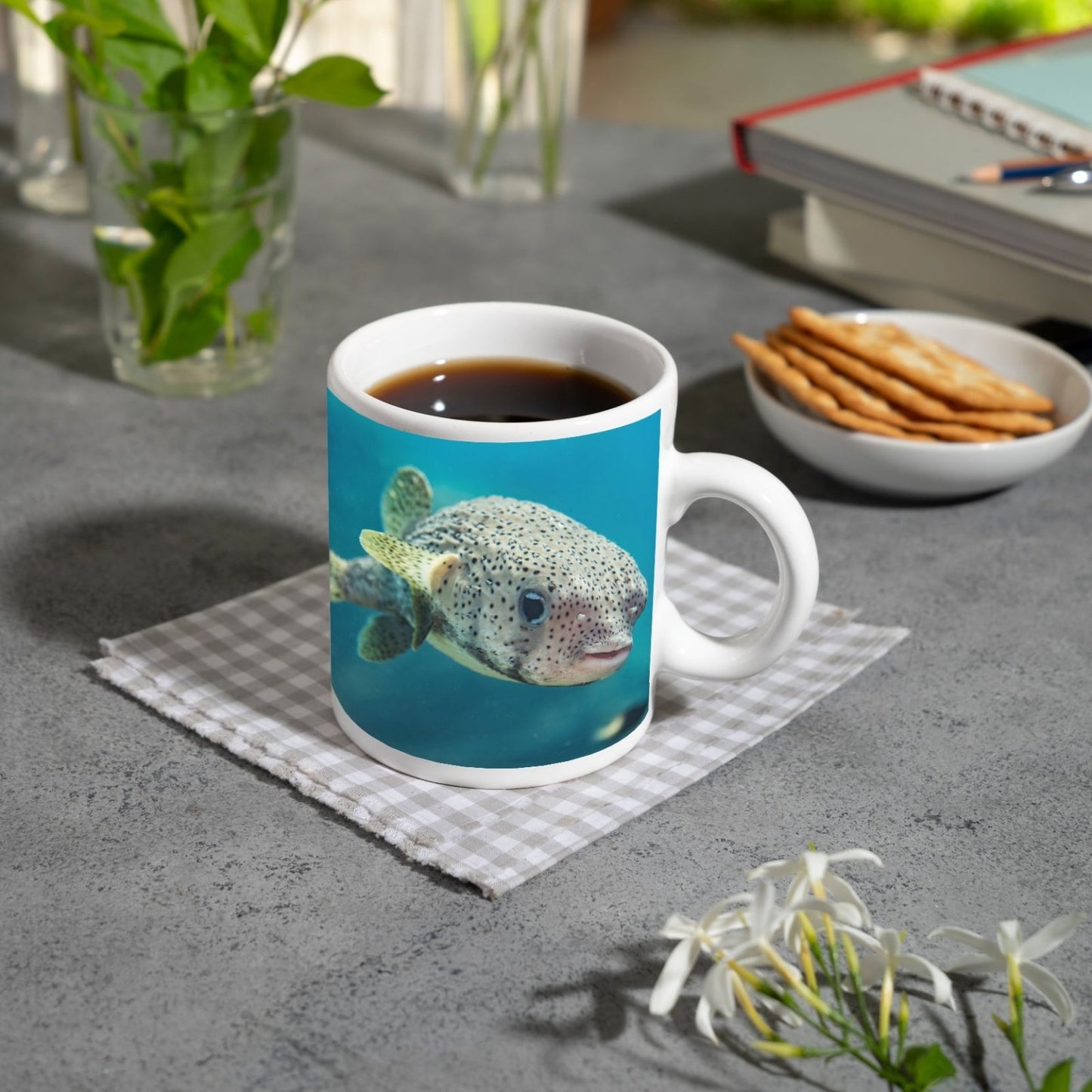 Motivtasse Ein Kugelfisch blickt neugierig in die Tiefe. - deyoli