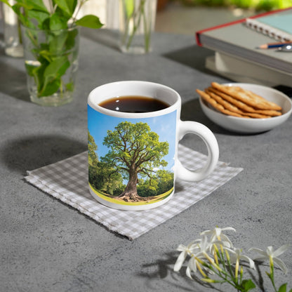 Motivtasse Ein majestätischer Baum, fest verwurzelt im Licht. - deyoli