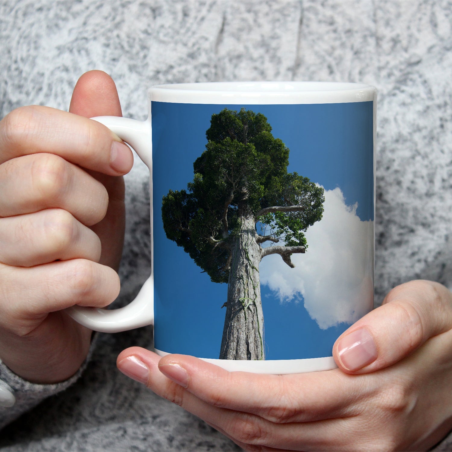 Motivtasse Ein Riese aus Holz streckt sich in den Himmel. - deyoli