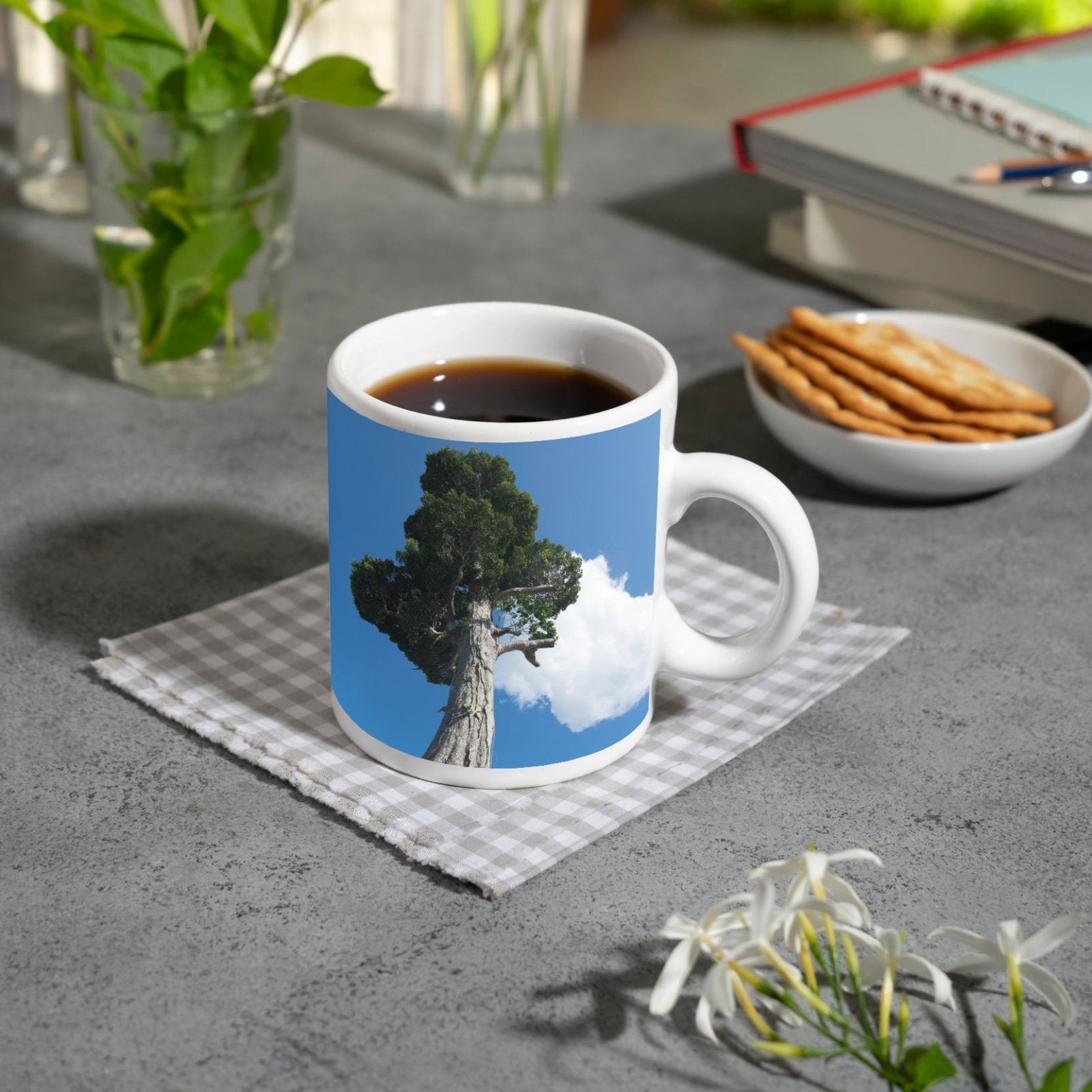 Motivtasse Ein Riese aus Holz streckt sich in den Himmel. - deyoli