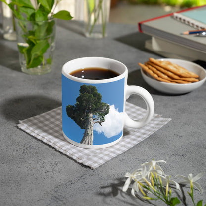 Motivtasse Ein Riese aus Holz streckt sich in den Himmel. - deyoli
