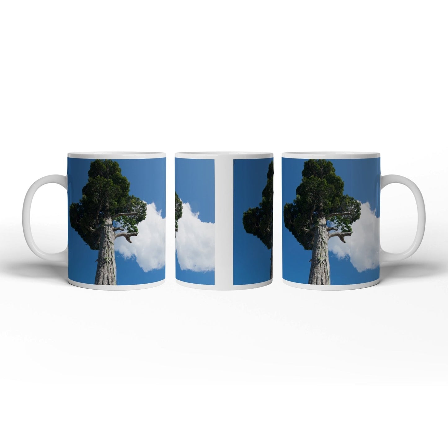 Motivtasse Ein Riese aus Holz streckt sich in den Himmel. - deyoli