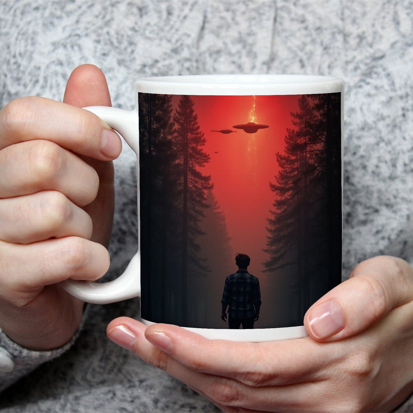 Motivtasse Ein roter Himmel, Ufos und Staunen im düsteren Wald. - deyoli