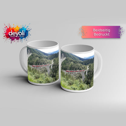 Motivtasse Ein roter Zug schwebt über ein grünes Meer aus Tannen. - deyoli