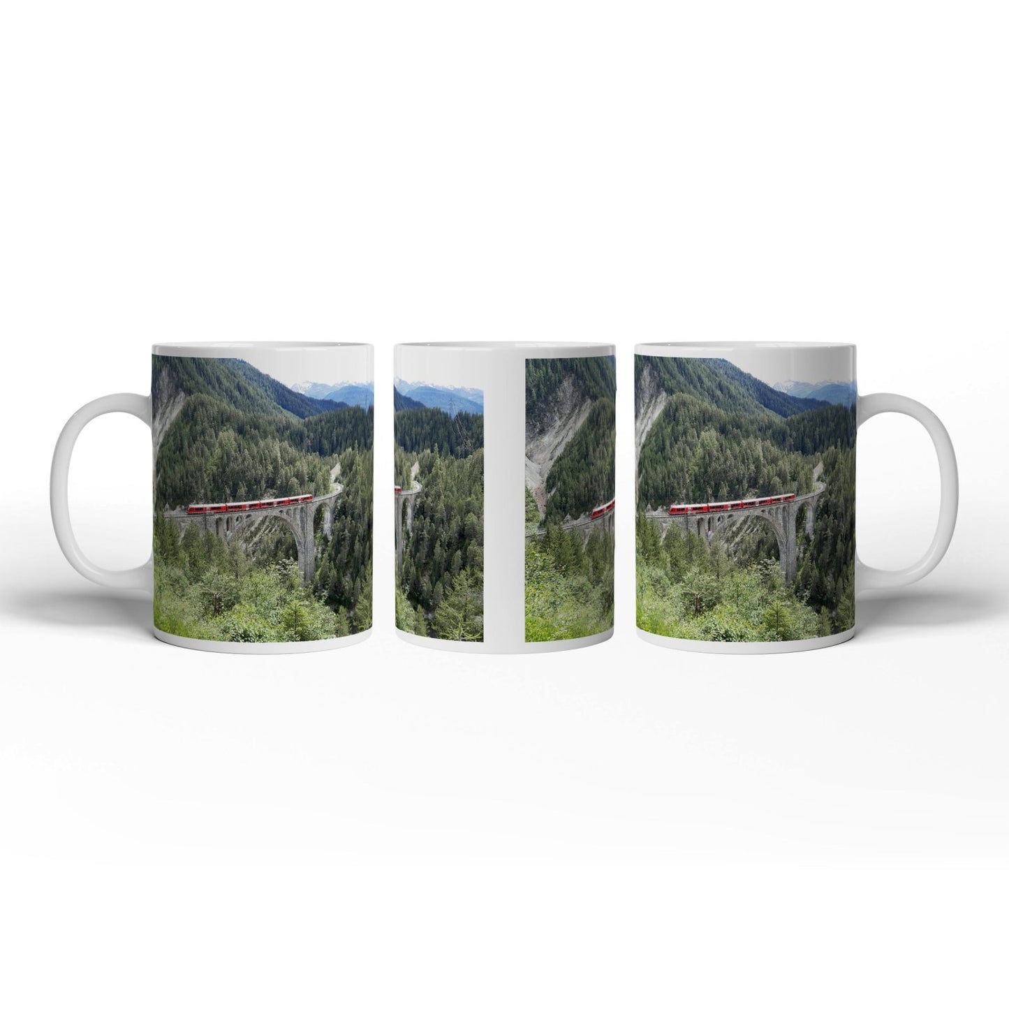 Motivtasse Ein roter Zug schwebt über ein grünes Meer aus Tannen. - deyoli