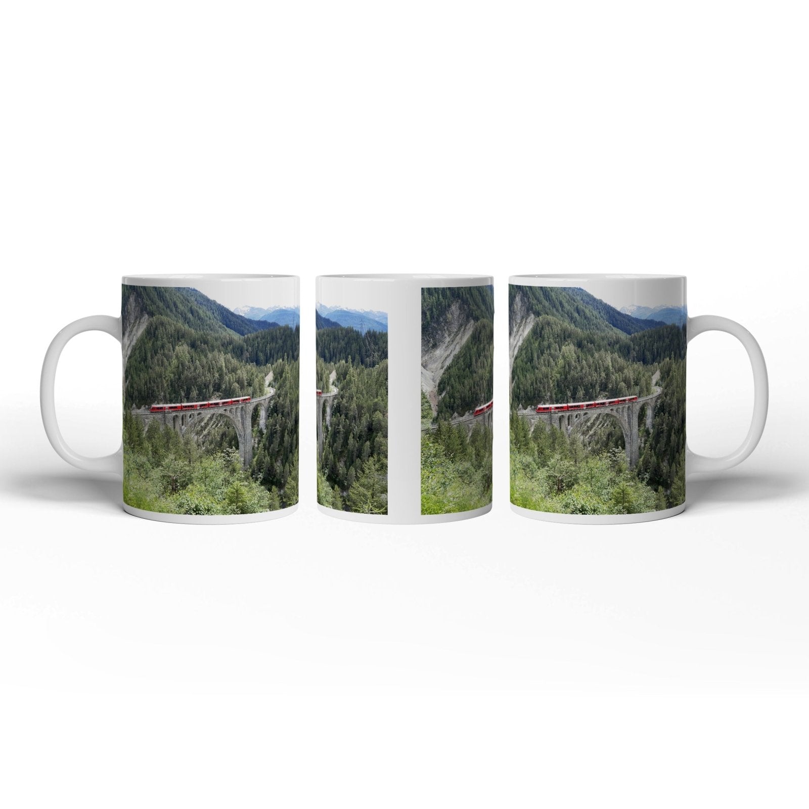 Motivtasse Ein roter Zug schwebt über ein grünes Meer aus Tannen. - deyoli