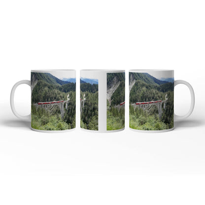 Motivtasse Ein roter Zug schwebt über ein grünes Meer aus Tannen. - deyoli