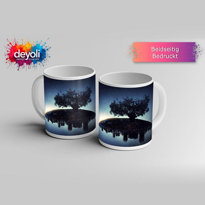Motivtasse Ein stiller Baum wacht über schlafende Städte. - deyoli
