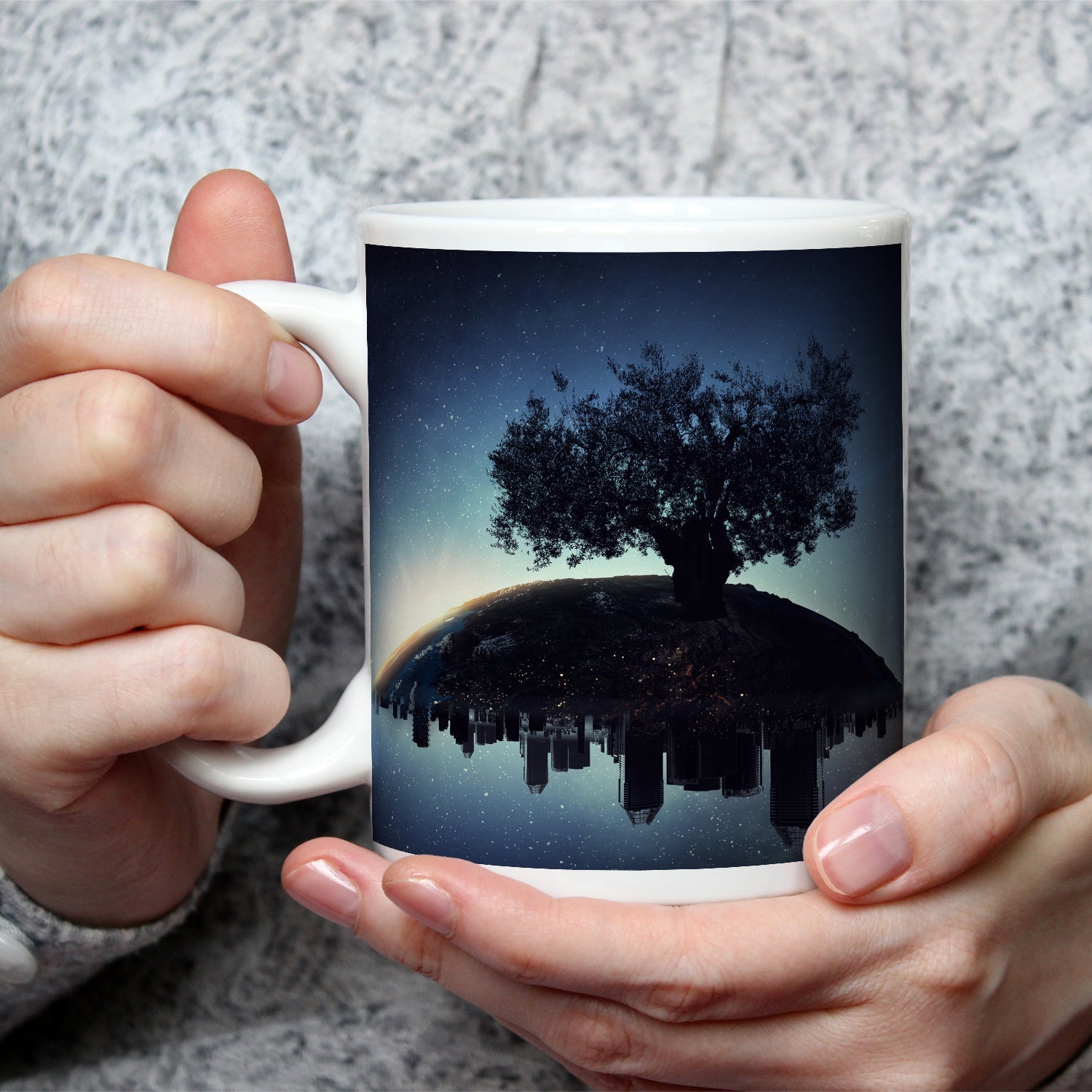 Motivtasse Ein stiller Baum wacht über schlafende Städte. - deyoli