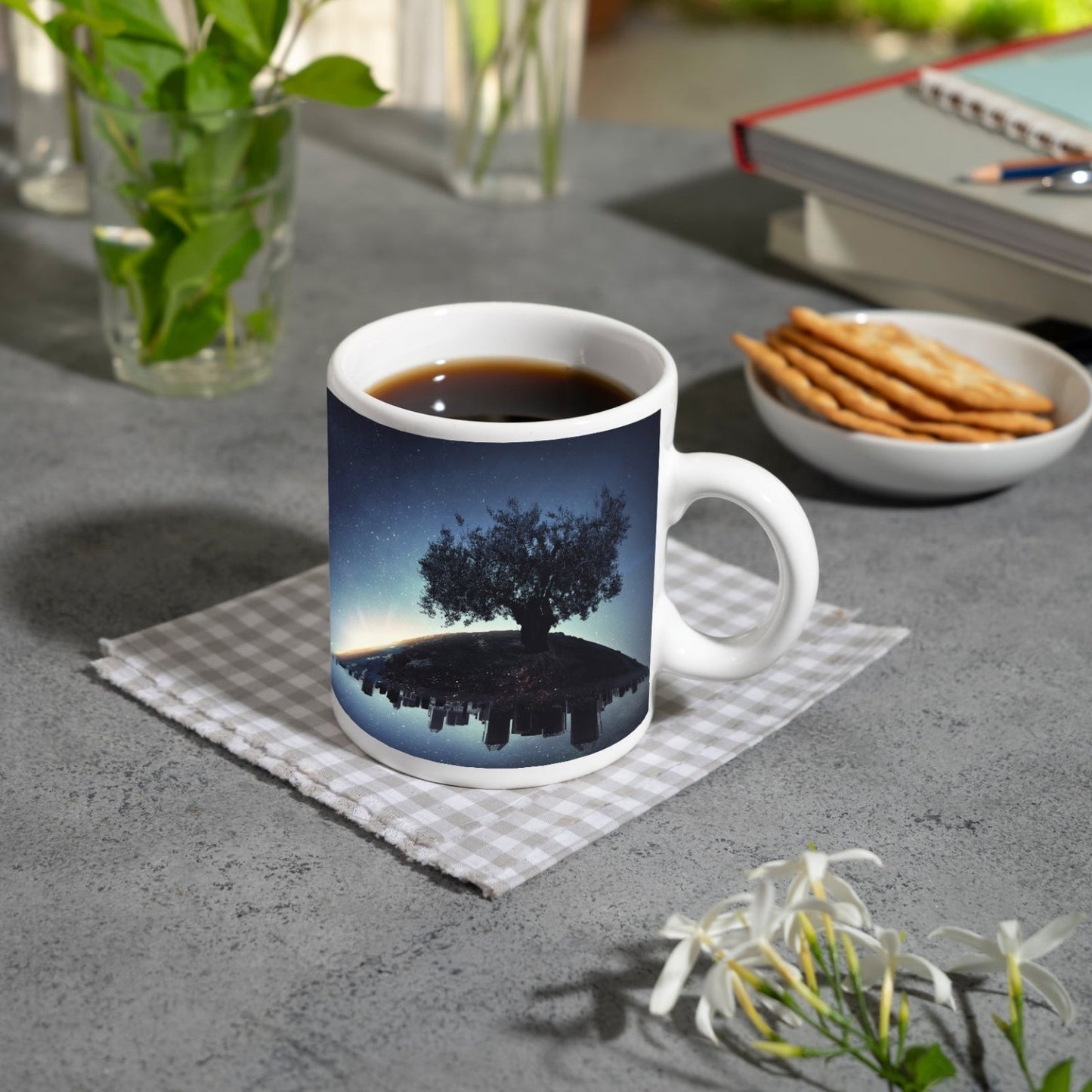 Motivtasse Ein stiller Baum wacht über schlafende Städte. - deyoli