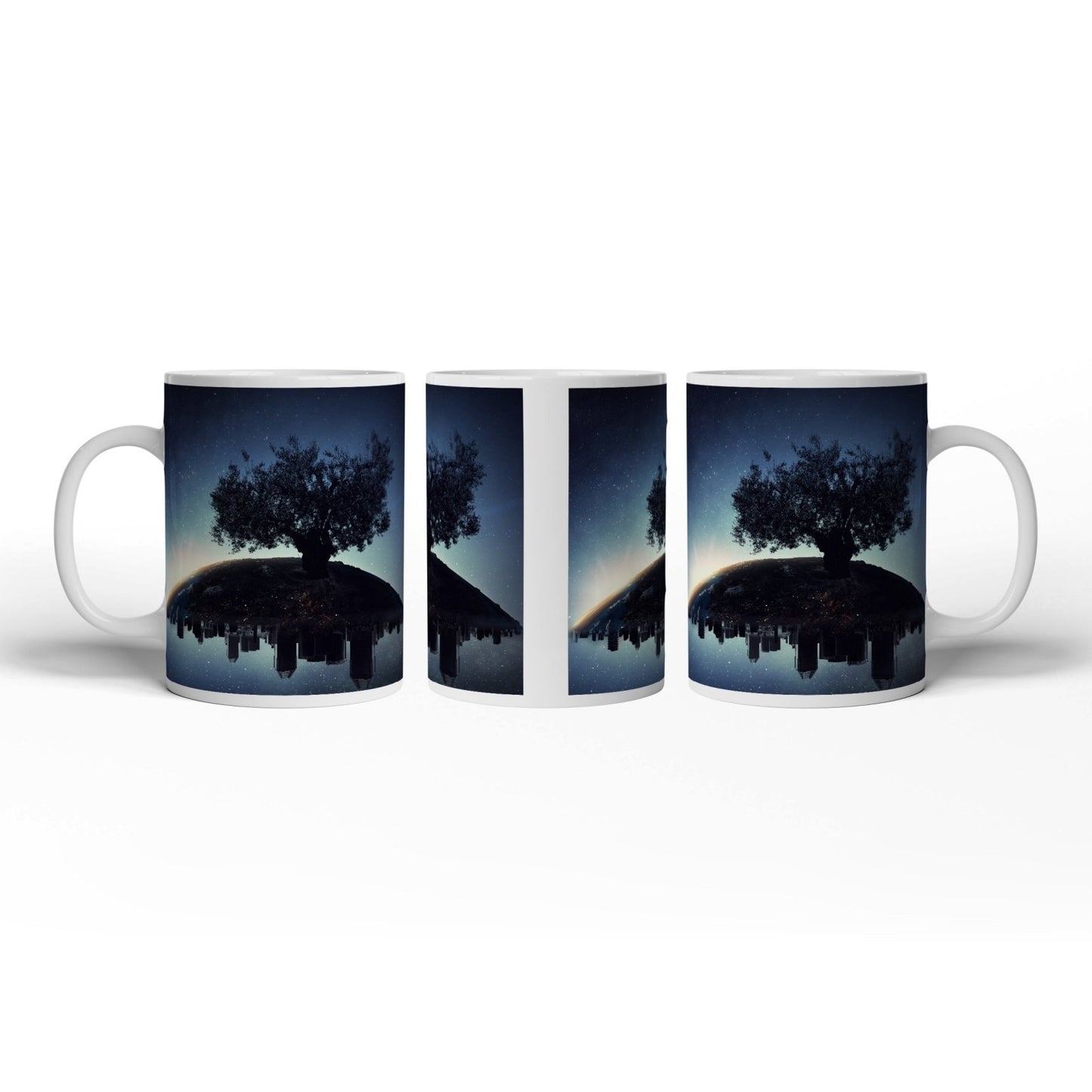 Motivtasse Ein stiller Baum wacht über schlafende Städte. - deyoli