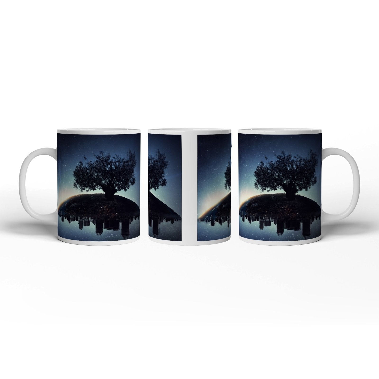 Motivtasse Ein stiller Baum wacht über schlafende Städte. - deyoli