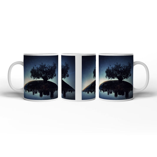 Motivtasse Ein stiller Baum wacht über schlafende Städte. - deyoli