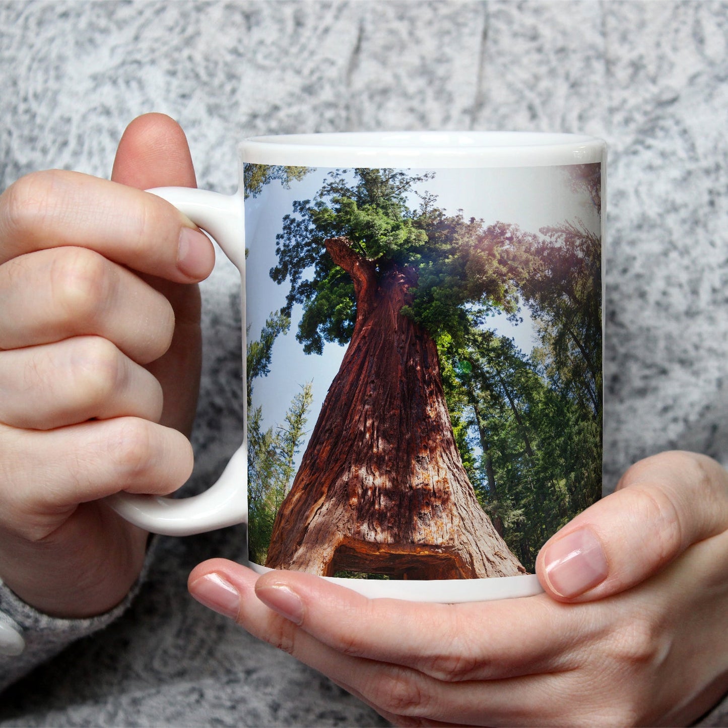 Motivtasse Ein Tor im Baum – Natur wird zur Passage. - deyoli