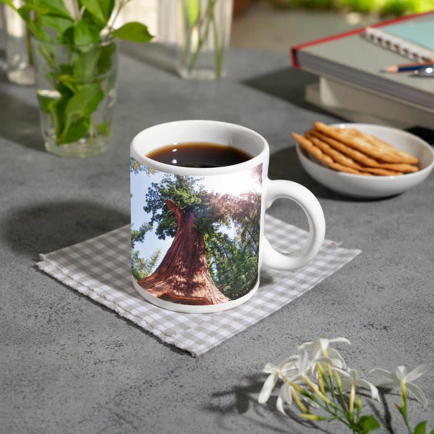 Motivtasse Ein Tor im Baum – Natur wird zur Passage. - deyoli