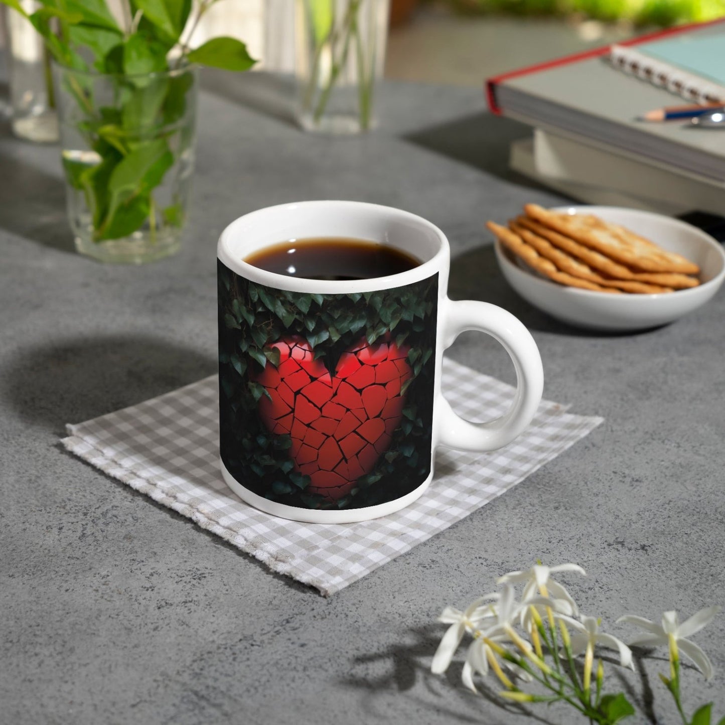 Motivtasse Ein zersplittertes Herz glüht geheimnisvoll im Laub. - deyoli