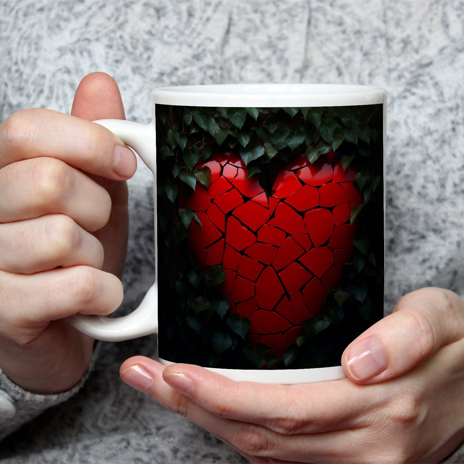 Motivtasse Ein zersplittertes Herz glüht geheimnisvoll im Laub. - deyoli
