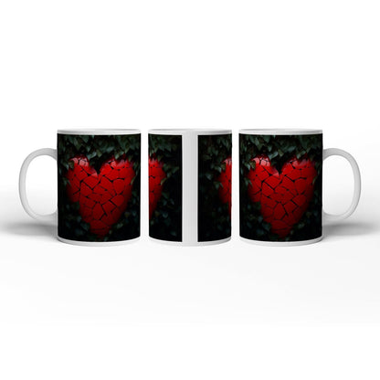Motivtasse Ein zersplittertes Herz glüht geheimnisvoll im Laub. - deyoli