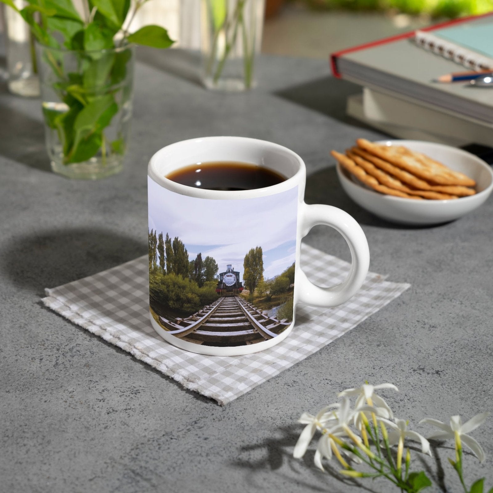 Motivtasse Ein Zug, der direkt in die Stille der Natur fährt. - deyoli