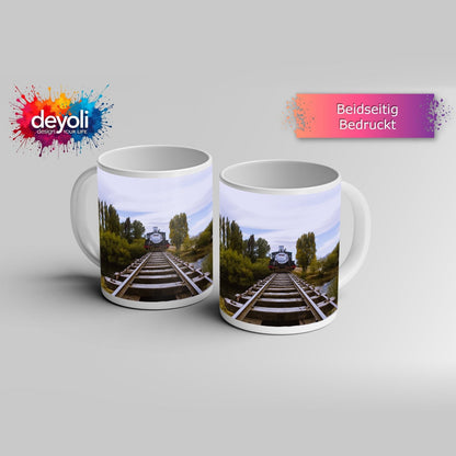 Motivtasse Ein Zug, der direkt in die Stille der Natur fährt. - deyoli