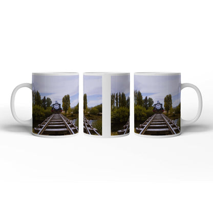 Motivtasse Ein Zug, der direkt in die Stille der Natur fährt. - deyoli
