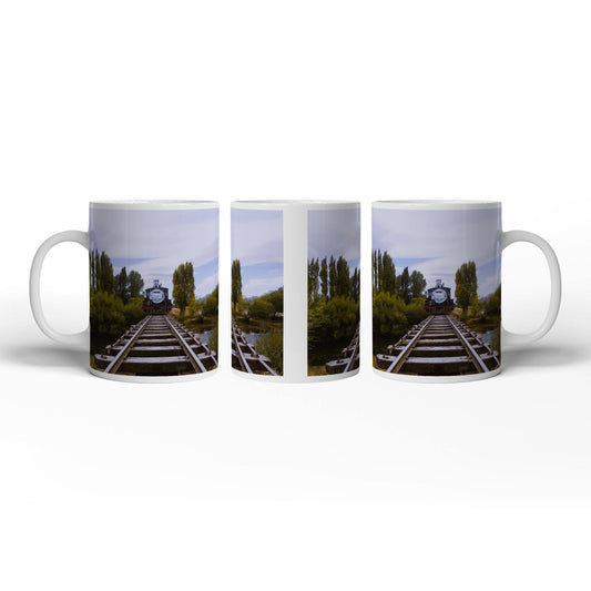 Motivtasse Ein Zug, der direkt in die Stille der Natur fährt. - deyoli