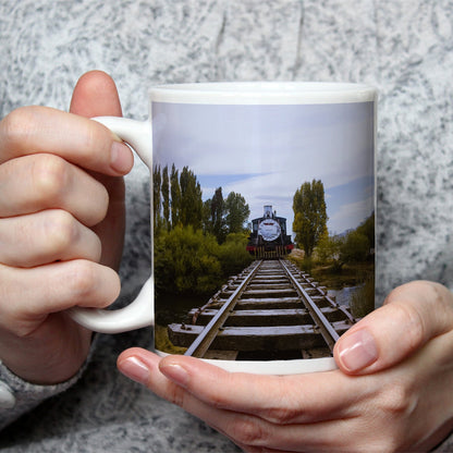 Motivtasse Ein Zug, der direkt in die Stille der Natur fährt. - deyoli