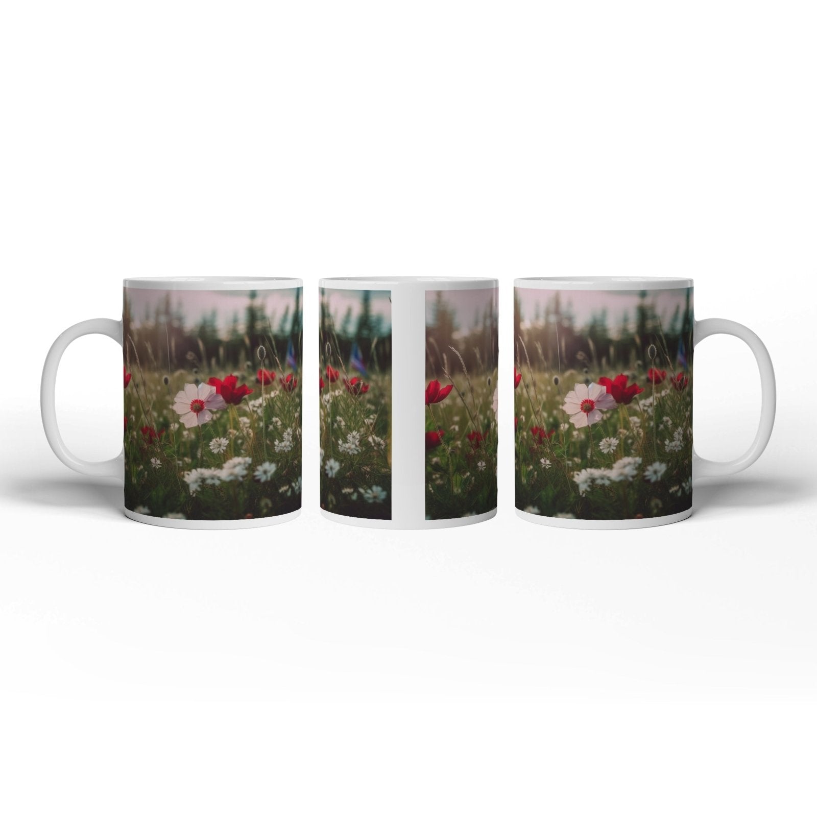 Motivtasse Einzigartig – eine weiße Blume in rotem Mohnmeer. - deyoli