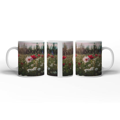 Motivtasse Einzigartig – eine weiße Blume in rotem Mohnmeer. - deyoli