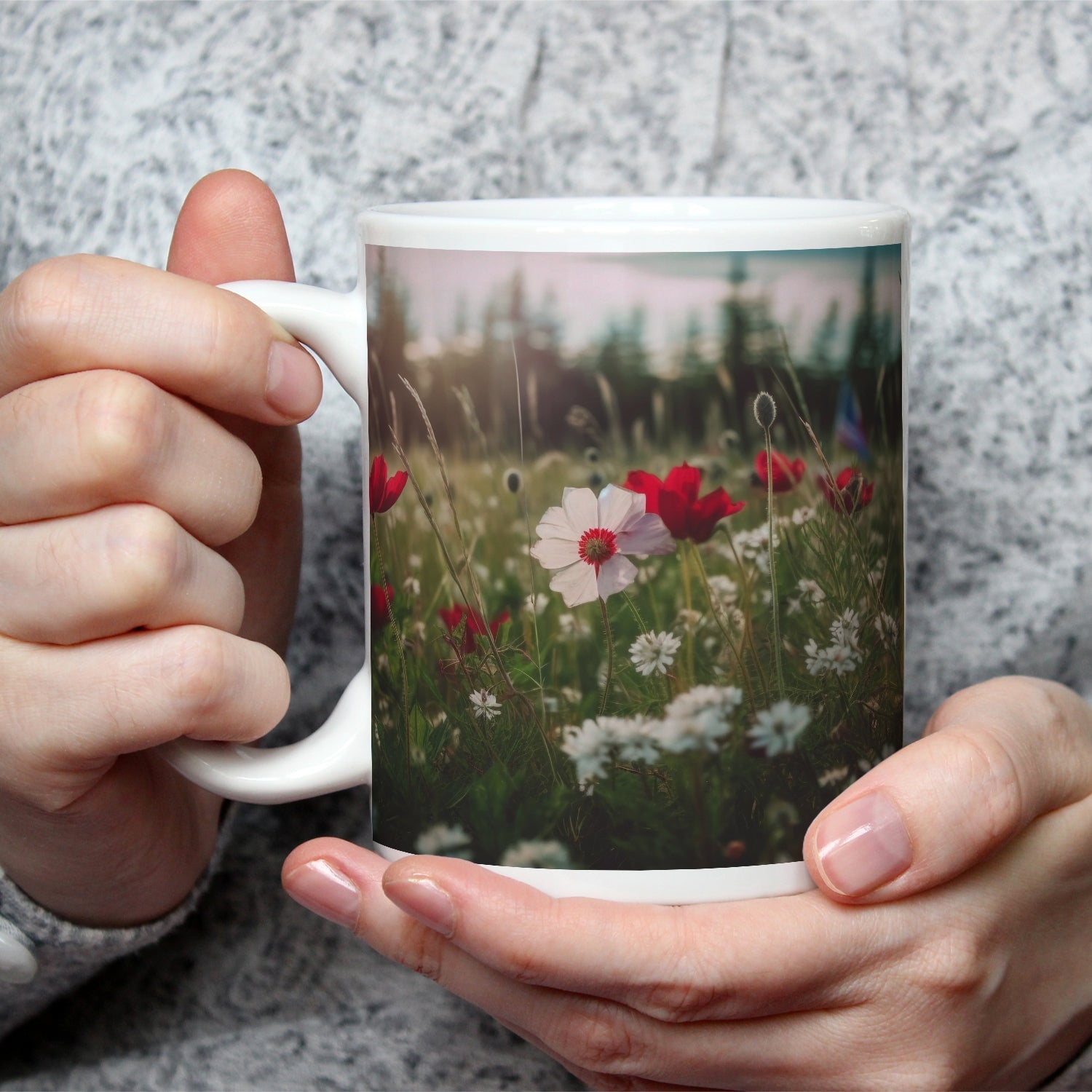Motivtasse Einzigartig – eine weiße Blume in rotem Mohnmeer. - deyoli