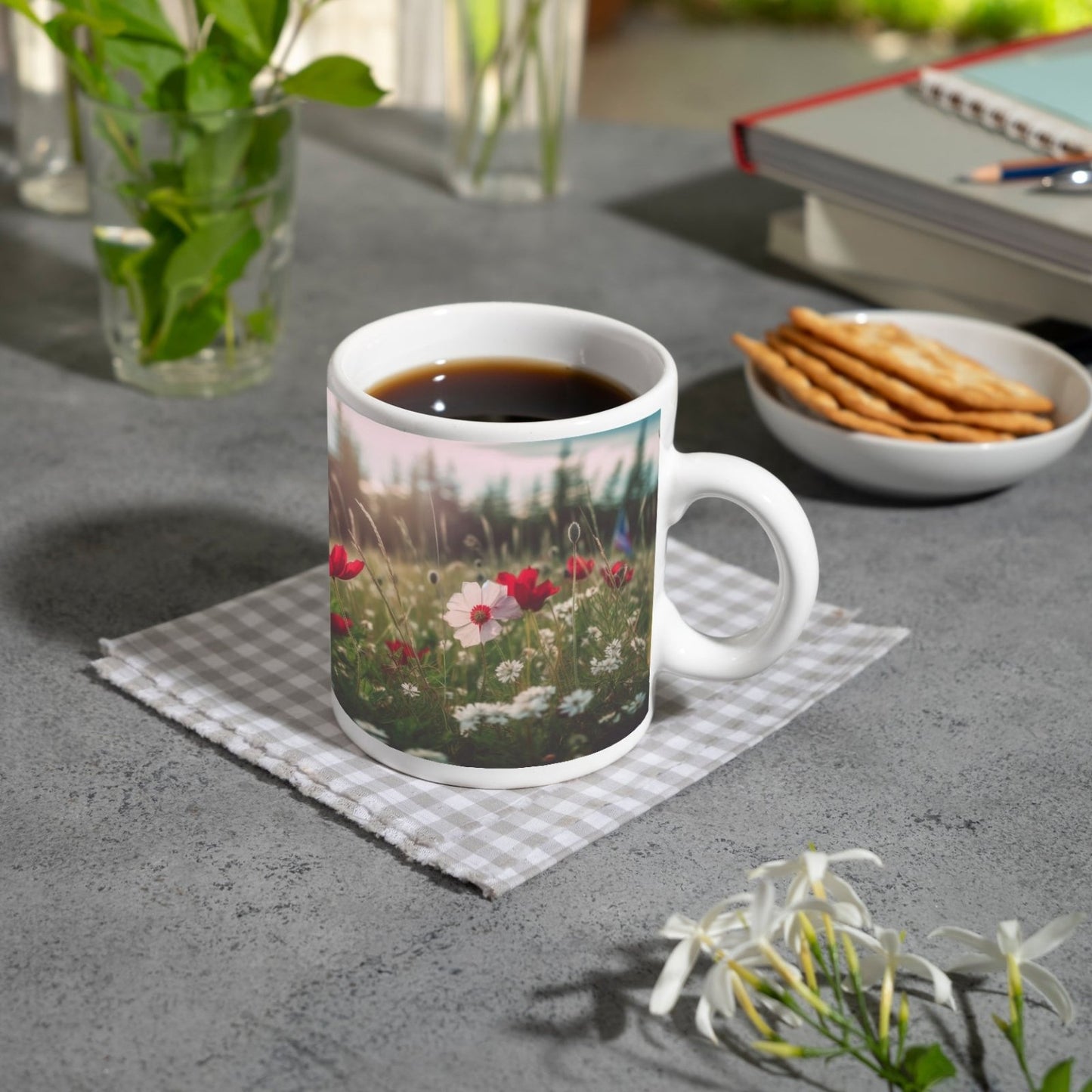Motivtasse Einzigartig – eine weiße Blume in rotem Mohnmeer. - deyoli