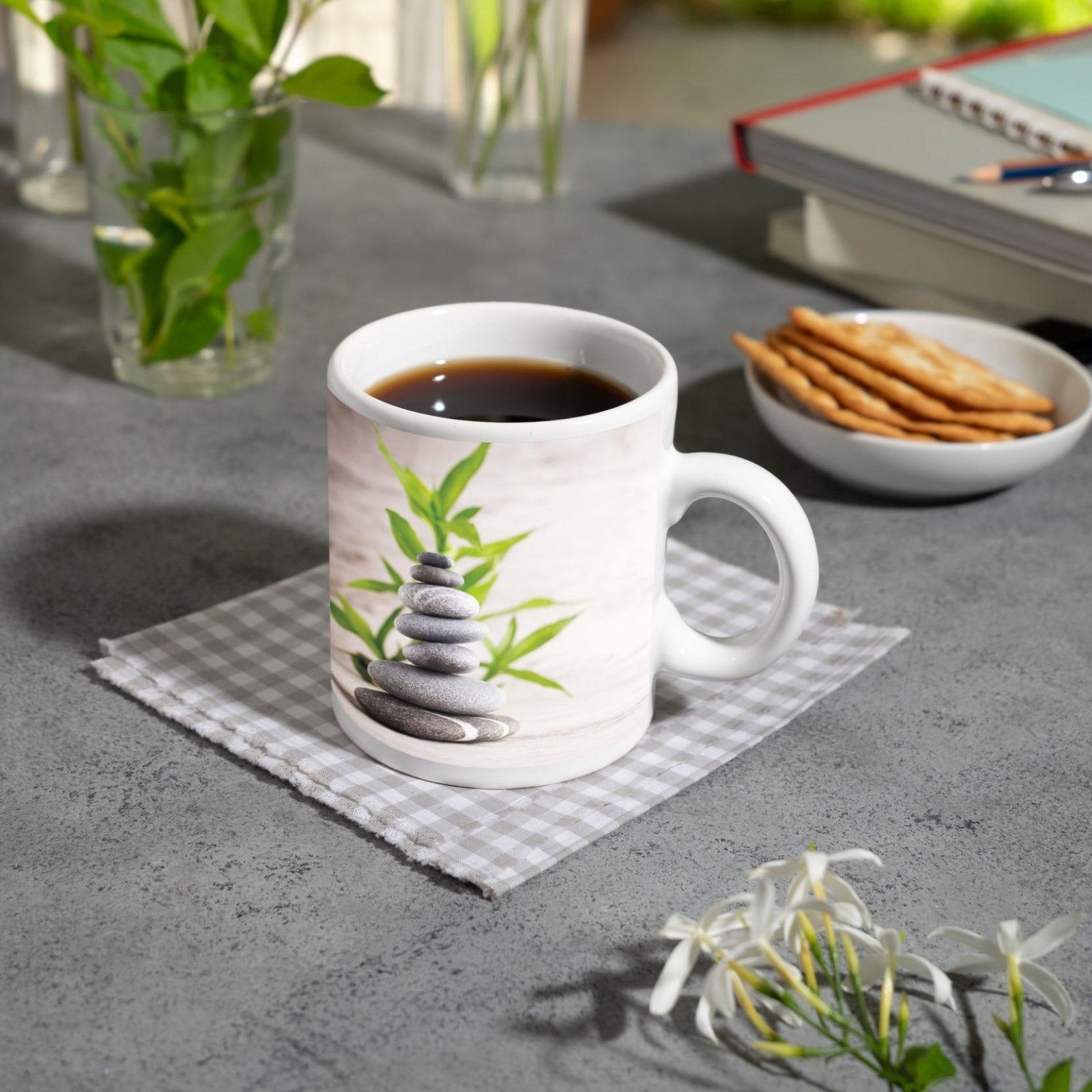 Motivtasse Eleganz der Stille – Harmonie in geschichteter Form. - deyoli