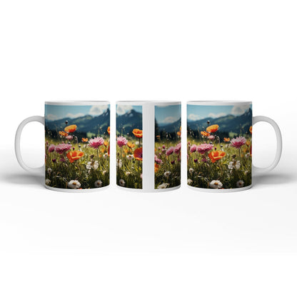 Motivtasse Farbenfrohe Wiesenblumen tanzen vor Bergkulisse. - deyoli