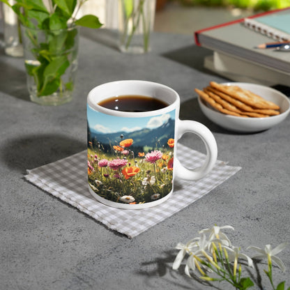 Motivtasse Farbenfrohe Wiesenblumen tanzen vor Bergkulisse. - deyoli
