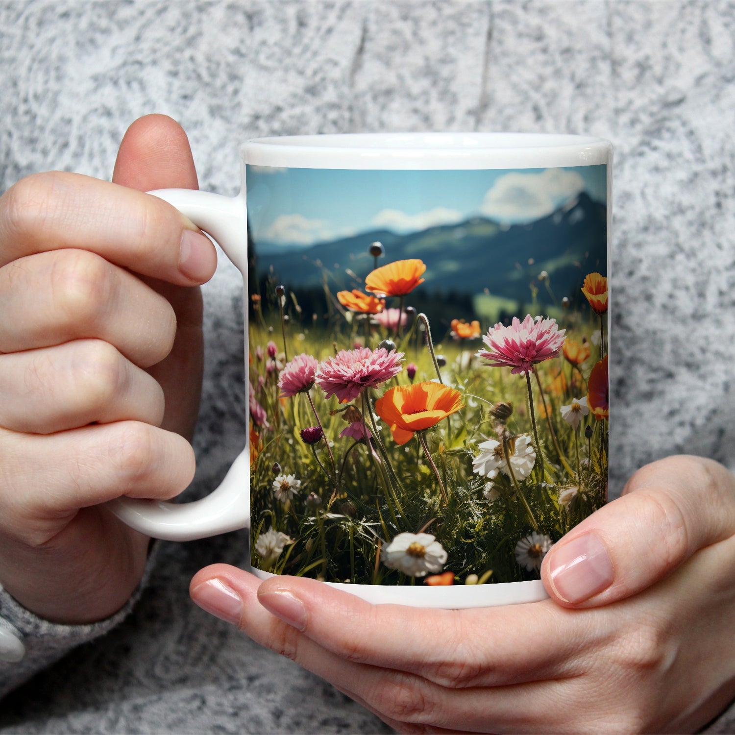 Motivtasse Farbenfrohe Wiesenblumen tanzen vor Bergkulisse. - deyoli
