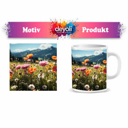 Motivtasse Farbenfrohe Wiesenblumen tanzen vor Bergkulisse. - deyoli