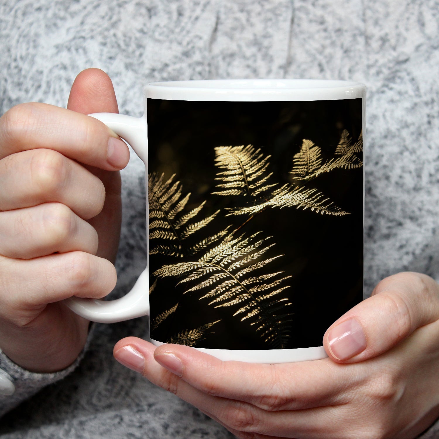 Motivtasse Farn im Licht – Naturpoesie auf dunkler Bühne. - deyoli