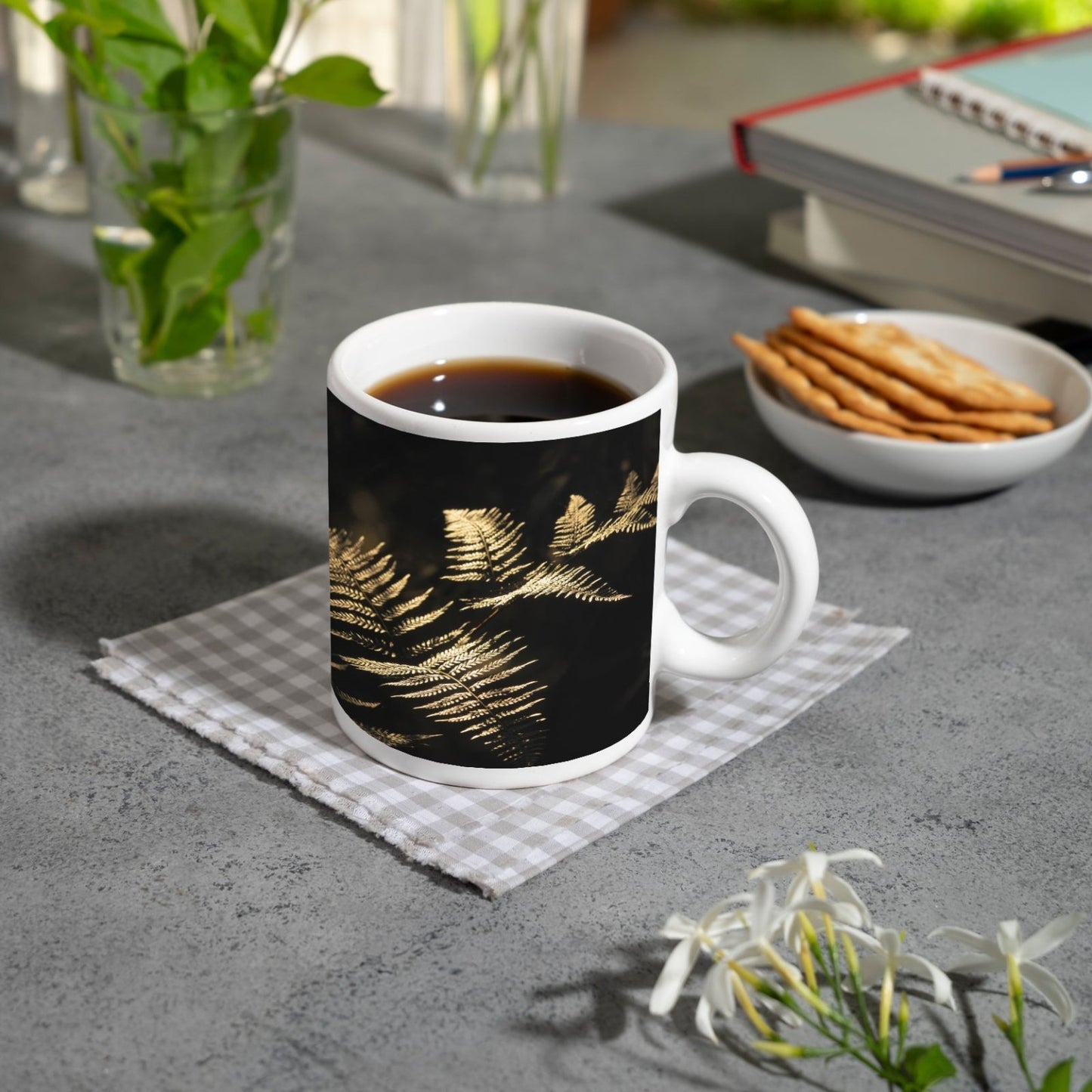 Motivtasse Farn im Licht – Naturpoesie auf dunkler Bühne. - deyoli