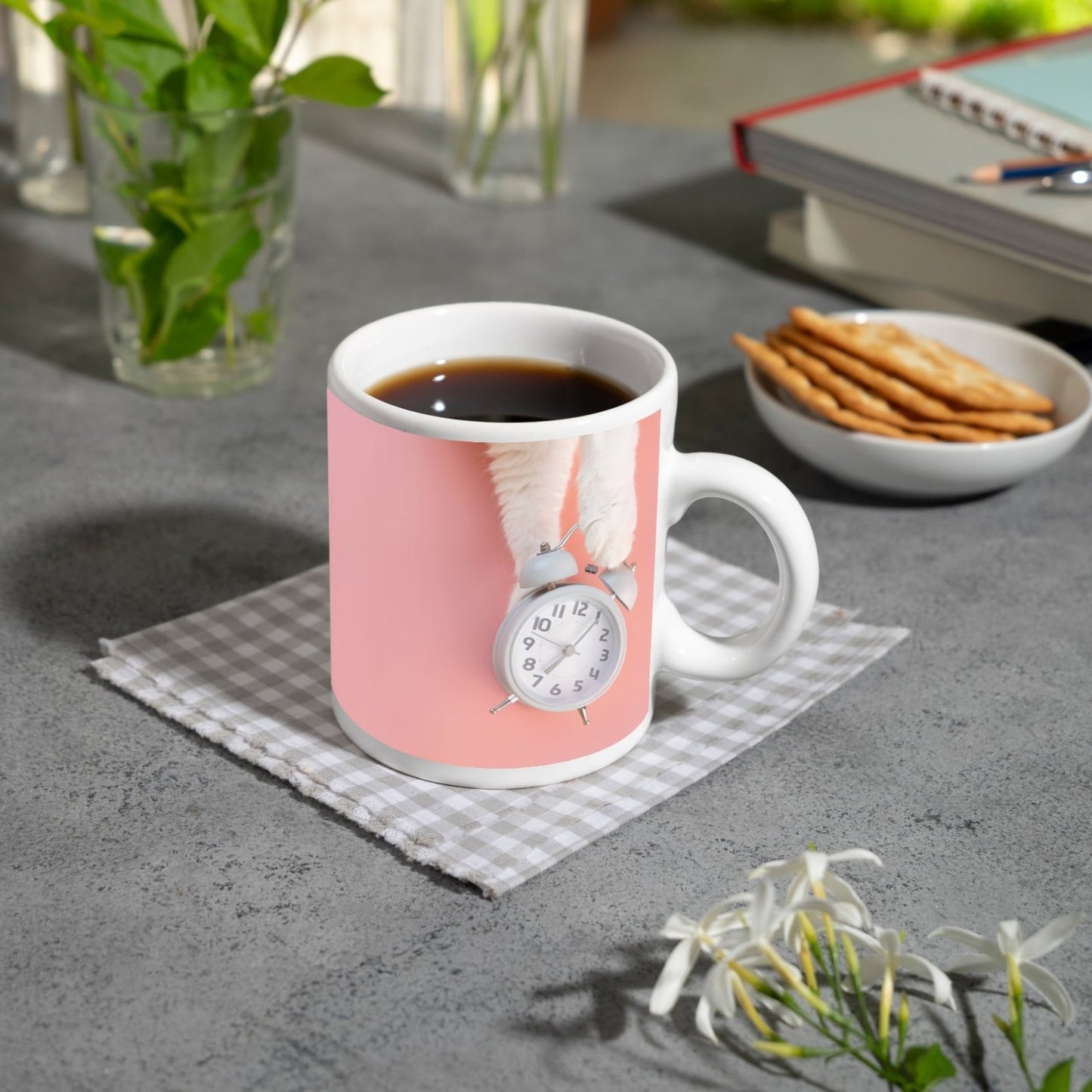 Motivtasse Flauschige Pfoten halten die Zeit auf rosa Grund. - deyoli