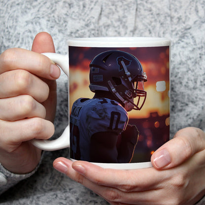 Motivtasse Footballer im Sonnenuntergang – Fokus im letzten Licht. - deyoli
