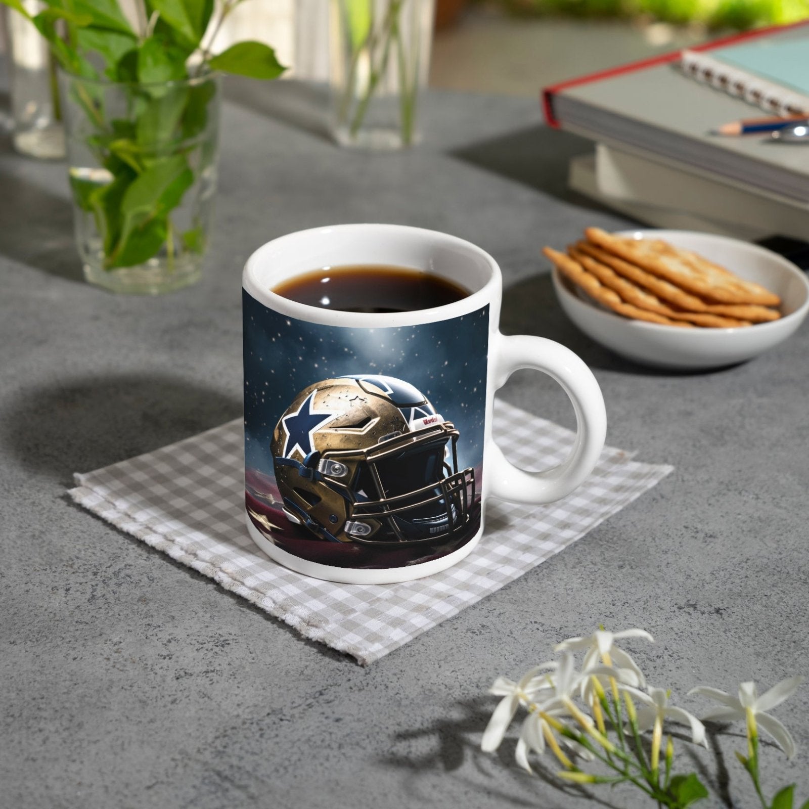 Motivtasse Glänzender Helm vor Sternenhimmel – bereit für die Schlacht. - deyoli