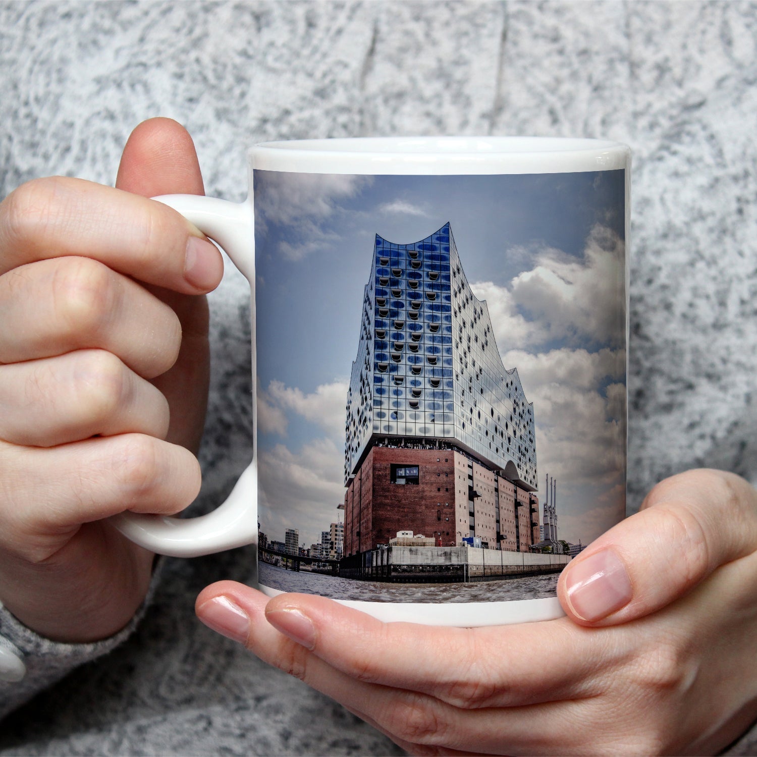 Motivtasse Gläserne Wellen – die Elbphilharmonie am Hafenrand. - deyoli